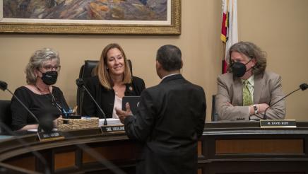 Asm. Irwin speaking with staffer before hearing begins